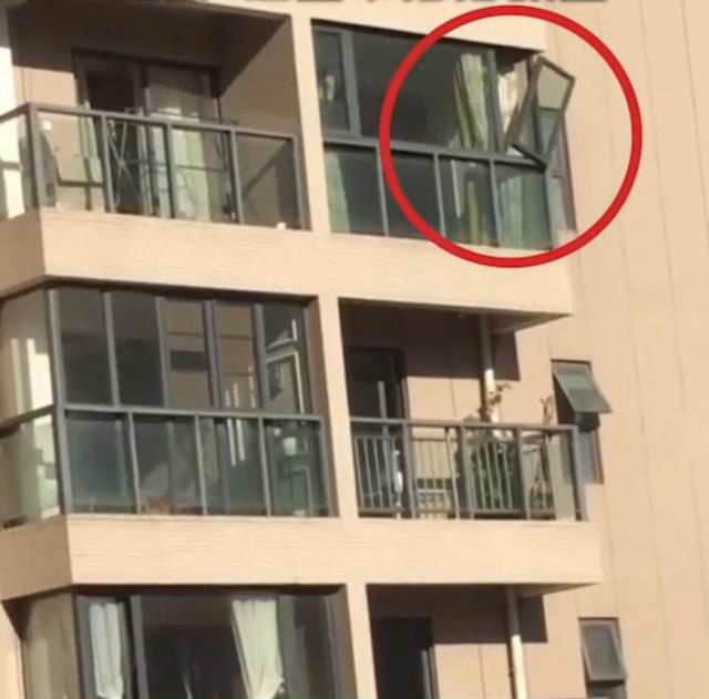 門窗高空墜落事故頻發(fā)，誰來保障安全？